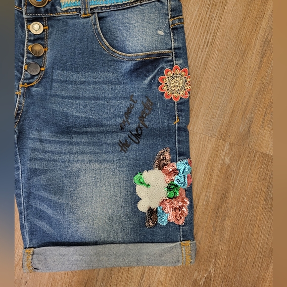Desigual Magalie  Denim Shorts With sequins and embroidery Size 28 US - Picture 8 of 16